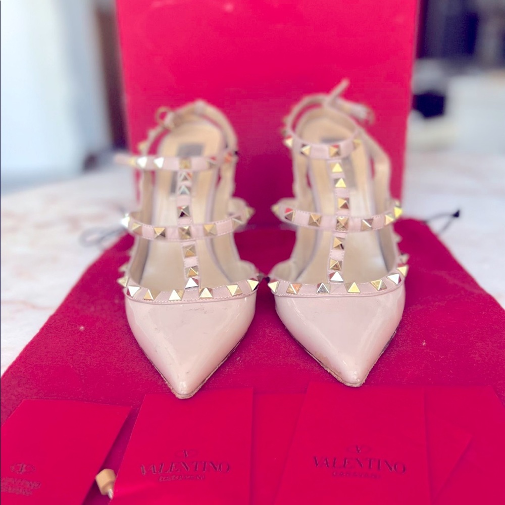 Valentino Heels in patent tan color with golden rockstuds